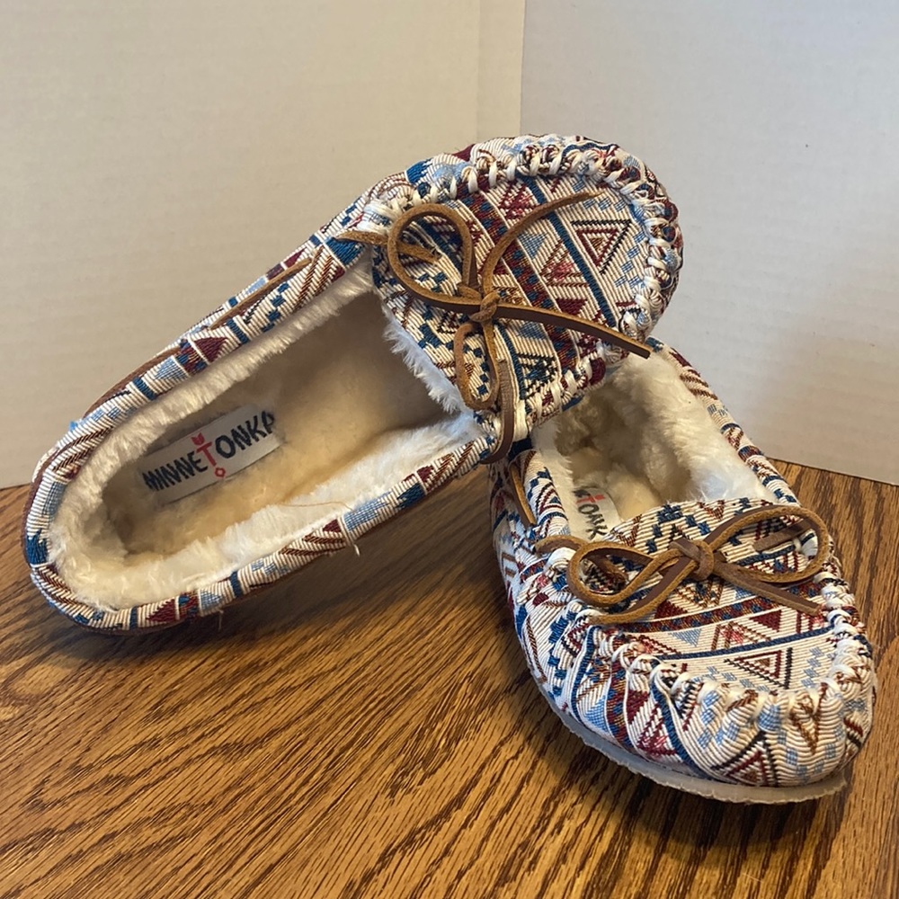 New Minnetonka Moccasins Women’s Cally Slippers in Cream Mosaic, size 6M
